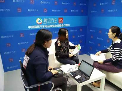 雅森展會落下帷幕 貝適寶收獲頗豐(圖2) 展會進行當中,貝適寶創(chuàng)始人之一的張冉冉女士在百忙之中也接受了騰訊汽車記者的專訪,暢談未來兒童安全座椅行業(yè)的發(fā)展趨勢,兒童安全座椅產(chǎn)品的功能期望以及自家智能座椅產(chǎn)品的一些細節(jié)。同時以一個孩子母親的角度也呼吁國內(nèi)兒童出行安全體系能夠盡快得以完善,為寶寶的出行安全營造一個良好社會氛圍,她表示,隨著國內(nèi)家庭汽車保有量的逐年增長,提升國內(nèi)父母的兒童出行安全意識現(xiàn)如今已經(jīng)迫在眉睫。