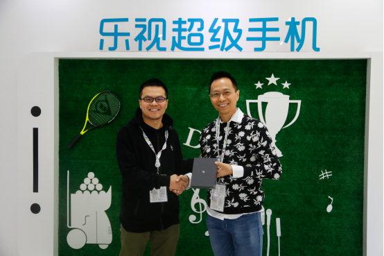 詹俊現(xiàn)身樂視中網(wǎng)展廳 樂Pro3成就賽場(chǎng)內(nèi)外獨(dú)特風(fēng)景(圖1)