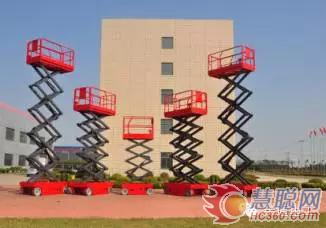 　自行式剪叉型高空作業(yè)平臺(tái)